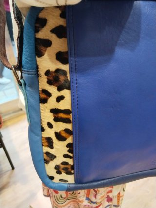 Bolso azul y multicolor