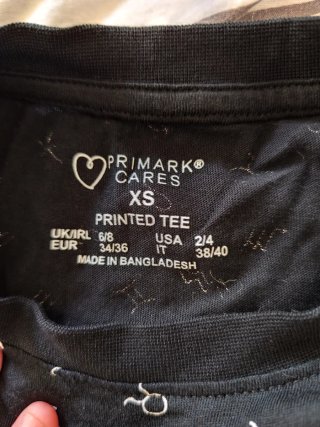 Camiseta negra con símbolos del zodiaco
