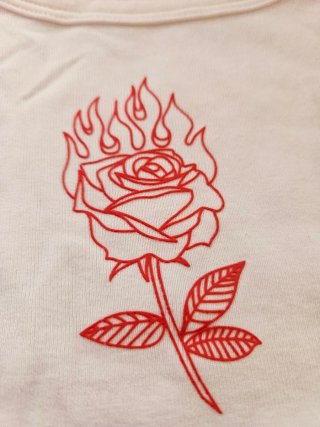 Camiseta Bershka corta con estampado de rosa