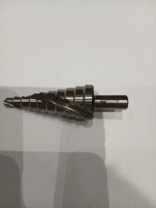 Juego machos y brocas escalonadas