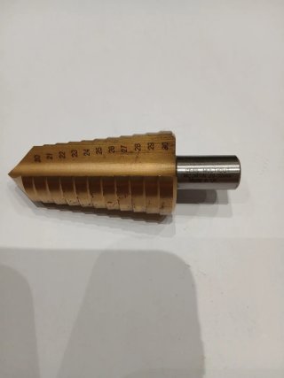 Juego machos y brocas escalonadas