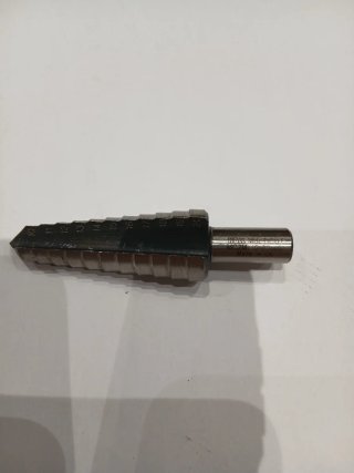 Juego machos y brocas escalonadas