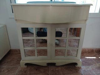 Mueble de lavabo con pica azul y espejo con luces