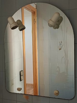 Mueble de lavabo con pica azul y espejo con luces