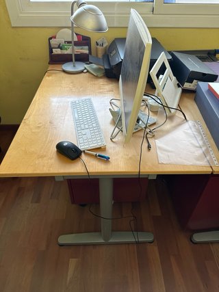 Mesa de despacho de madera y metal