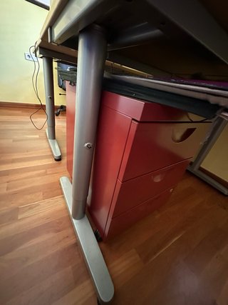Mesa de despacho de madera y metal