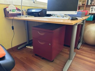Mesa de despacho de madera y metal
