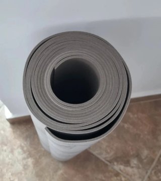 Tappeto a metraggio foglie argento grigio