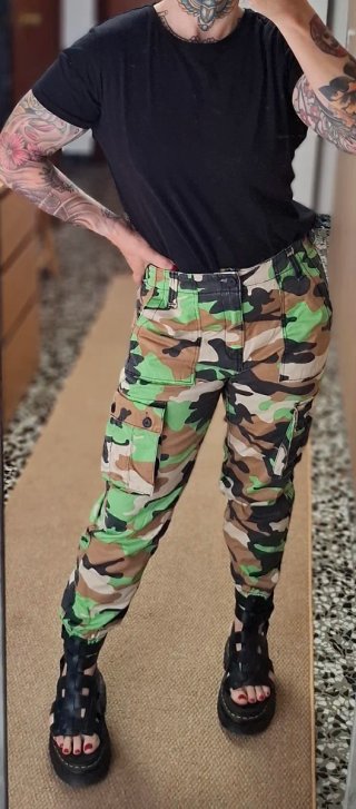 Pantalones Cargo Camuflaje verde Bershka Talla 38