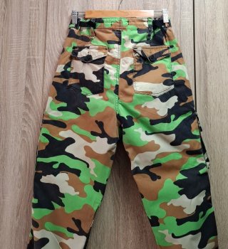 Pantalones Cargo Camuflaje verde Bershka Talla 38