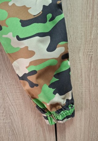 Pantalones Cargo Camuflaje verde Bershka Talla 38