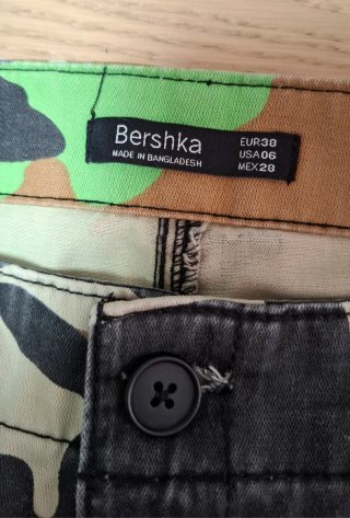 Pantalones Cargo Camuflaje verde Bershka Talla 38