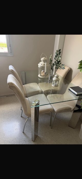 Mesa de cristal con 4 sillas