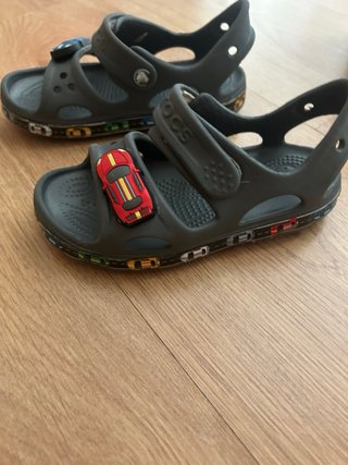 Sandali Crocs per bambini con auto grigi taglia C10 (27-28)