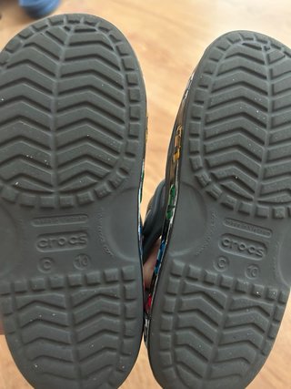Sandali Crocs per bambini con auto grigi taglia C10 (27-28)