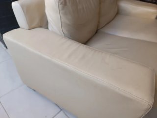 Sofá de piel beige