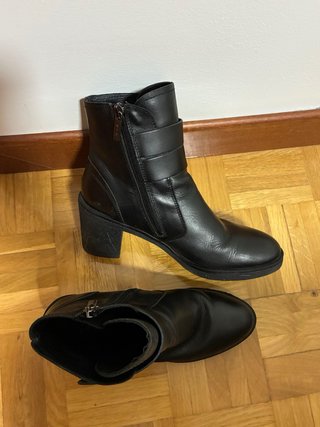 Botines de piel negros