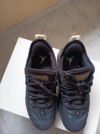 Zapatillas Jordan Negras y Grises