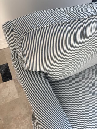 Sillón de rayas azul y blanco