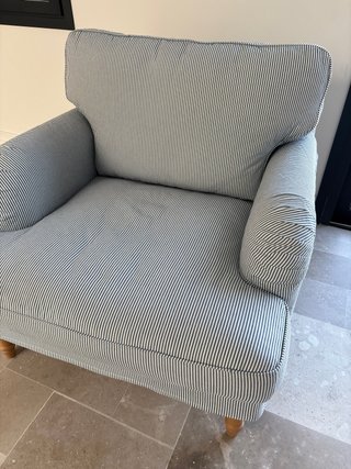 Sillón de rayas azul y blanco