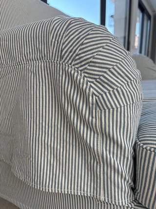 Sillón de rayas azul y blanco