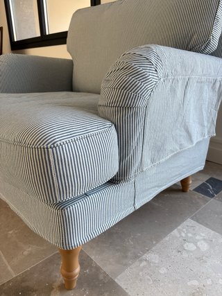 Sillón de rayas azul y blanco
