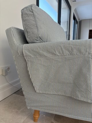 Sillón de rayas azul y blanco
