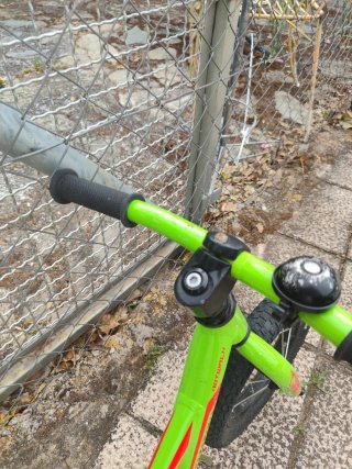Bicicleta sin pedales Specialized verde