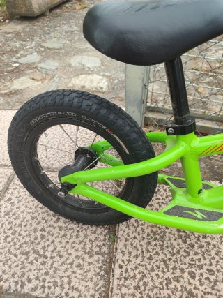 Bicicleta sin pedales Specialized verde