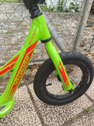 Bicicleta sin pedales Specialized verde