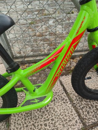 Bicicleta sin pedales Specialized verde