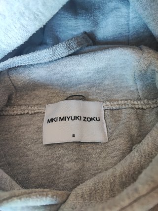 Sudadera Marca MKI, modelo Miyuki Zoku Gris