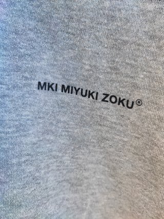 Sudadera Marca MKI, modelo Miyuki Zoku Gris
