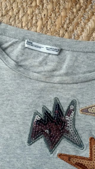 Camiseta gris lentejuelas. Queda muy bonita puesta