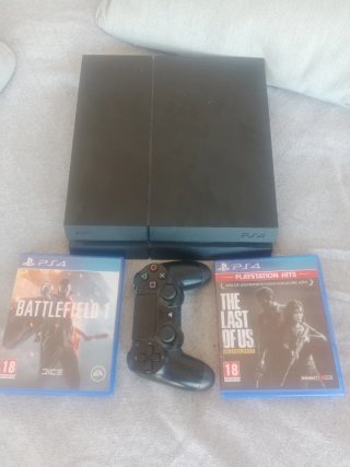 PS4 con Mando y 2 Juegos