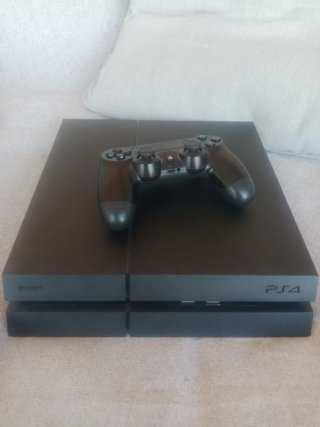 PS4 con Mando y 2 Juegos