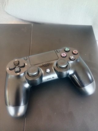 PS4 con Mando y 2 Juegos
