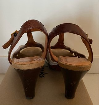 Sandalias piel de tacón beige y marrón