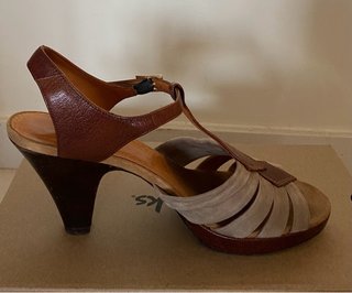 Sandalias piel de tacón beige y marrón