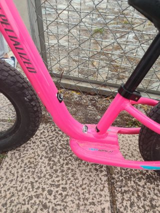 Bicicleta Specialized sin pedales rosa