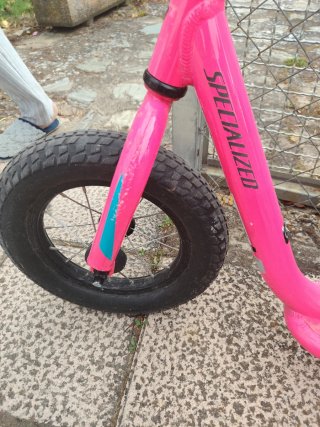 Bicicleta Specialized sin pedales rosa