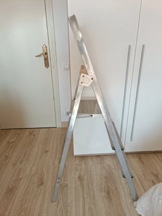 Escalera metálica plegable