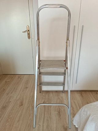Escalera metálica plegable