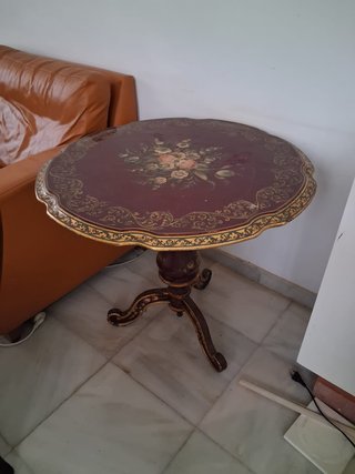 Mesa auxiliar antigua decorada