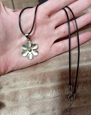 Collar con colgante de flor
