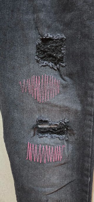 Pantalones Amiri negros con detalles rosas unisex