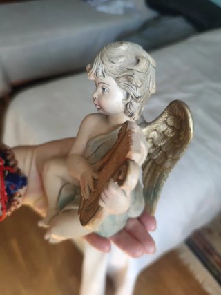 Ángel de cerámica con violín