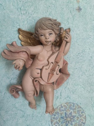 Ángel de cerámica con violín