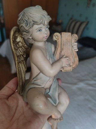 Ángel de cerámica con violín