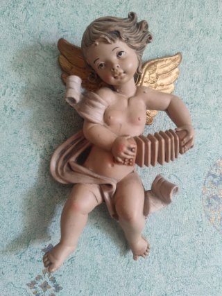 Ángel de cerámica con violín
